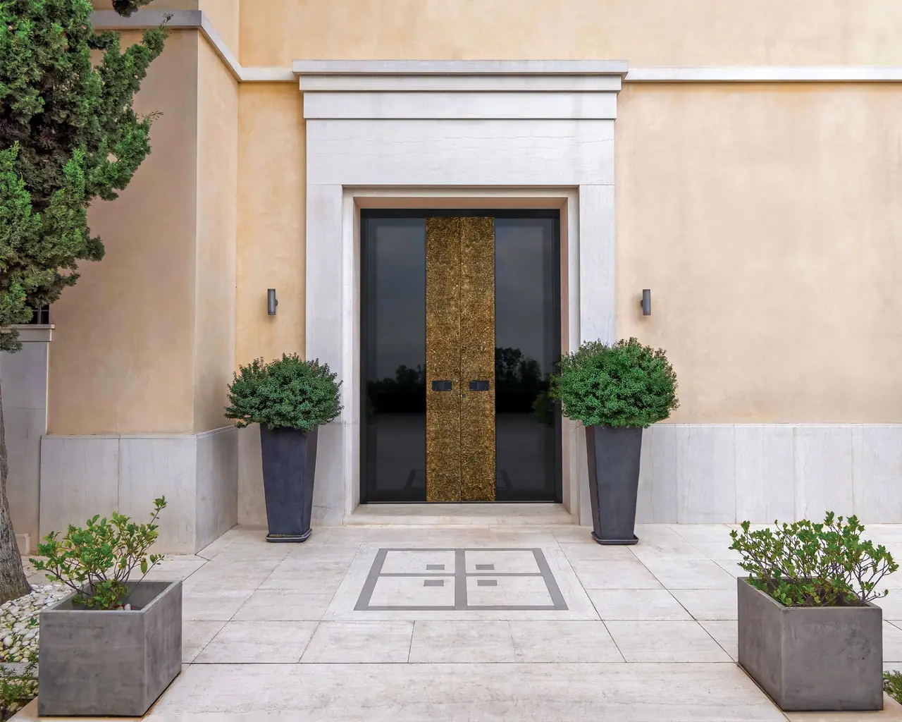 Pirnar VersusBronze — entrance door